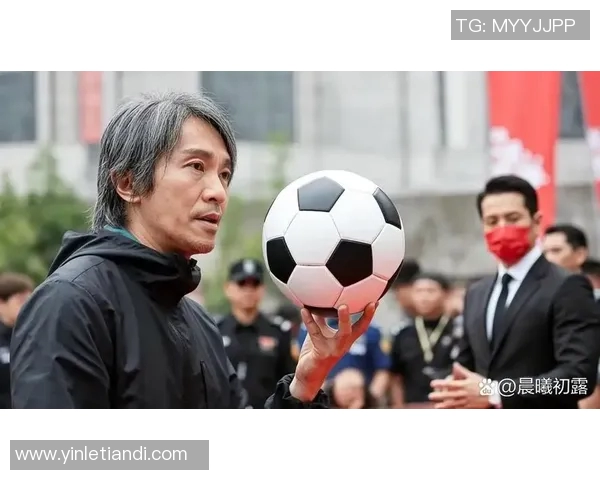 足球巨星年满三十二岁正值黄金时期迎来巅峰与挑战并存时刻